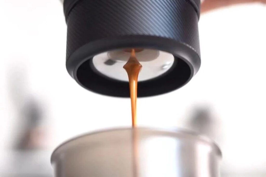 Koffie schenken met de koffiebeker van OutIn